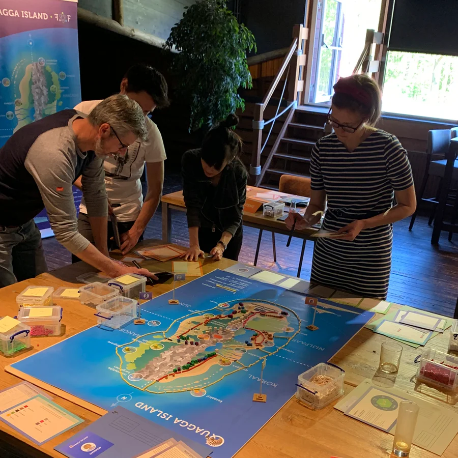 Spelers gebogen over het eiland, midden in een beslissing.
